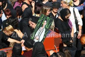 Fotoreportaj Un văl de durere s-a aşternut peste tărâmul sfânt de la Dervent la înmormântarea artistului Aurelian Preda (galerie foto) 