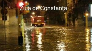  Cod Portocaliu în Constanța. E jale. Străzi și intersecții inundate. Imagini din municipiu (fotoreportaj)        