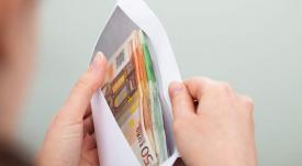 Secretară la o unitate de învăţământ, arestată pentru că ar fi luat 1.200 euro mită 