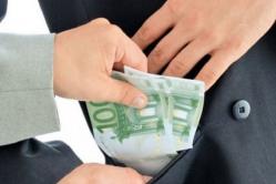 Poliţist, prins în timp ce lua 1.000 euro mită