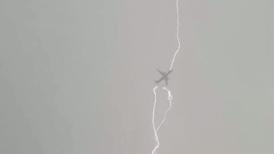 Un avion cu pasageri a fost lovit de fulger (video)