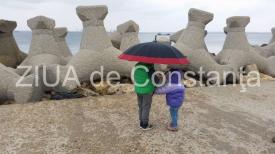 Faleza Cazinoului Constanța. Imaginea zilei Tu, eu și-o umbrelă/tu, eu ne plimbăm! (video)