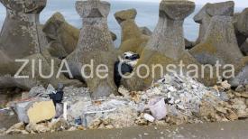 Nesimțire crasă! Gunoaie și moloz, aruncate pe digul de larg din portul Constanța (galerie foto+video)   