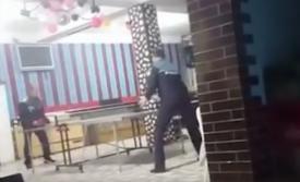 Cum se relaxează poliţiştii în timpul serviciului? Joacă ping-pong (video)