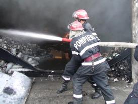 O casă din Corbu, ameninţată de flăcări. Intervin pompierii