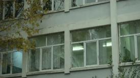 O elevă s-a aruncat de la primul etaj al liceului. Fata a fost transportată de urgenţă la spital