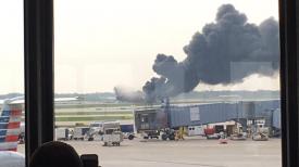 Un avion American Airlines a luat foc pe aeroport