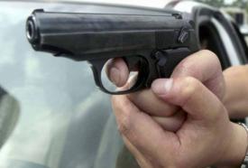 Focuri de armă după contrabandişti de ţigări. Poliţiştii au găsit 18 colete cu 9.000 de pachete cu ţigări netimbrate