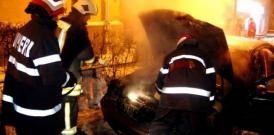 O maşină a ars ca o torţă, noaptea trecută, într-o parcare