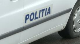 Trei poliţişti au bătut un tânăr ca să impresioneze o fată