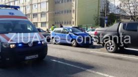 UPDATE 2 Carambol în faţa liceului SNC din Constanţa. Cinci persoane transportate la spital  (galerie foto+video)     