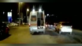 Anchetă de amploare în Capitală. O ambulanţă, surprinsă cu uşile deschise în mers (video)