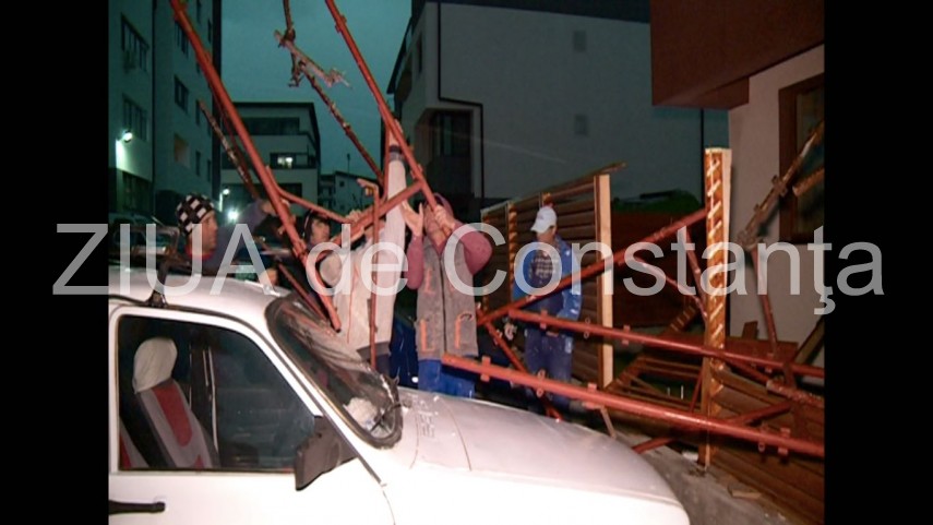 o schela ar fi cazut si ar fi avariat doua masini in tomis plus din constanta galerie foto 613974
