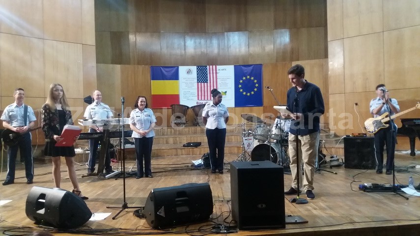 trupa touch n go a fortelor aeriene ale sua la constanta cand copiii se ingramadesc pe scena la final