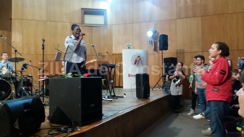 trupa touch n go a fortelor aeriene ale sua la constanta cand copiii se ingramadesc pe scena la final