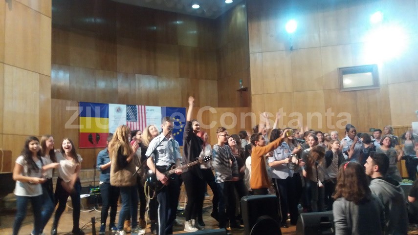 trupa touch n go a fortelor aeriene ale sua la constanta cand copiii se ingramadesc pe scena la final