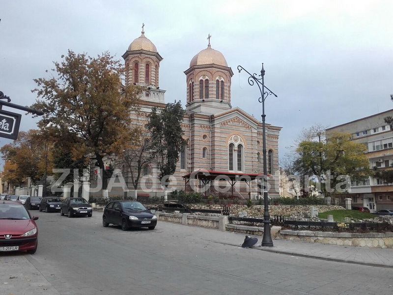 atentie pe unde circulati un felinar din piata ovidiu s a desprins din cauza vantului 614266