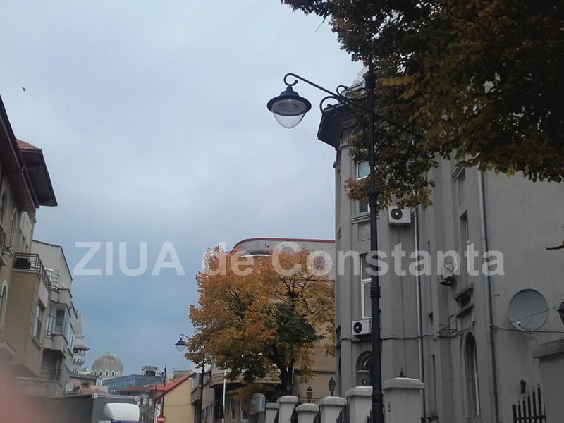 atentie pe unde circulati un felinar din piata ovidiu s a desprins din cauza vantului 614266