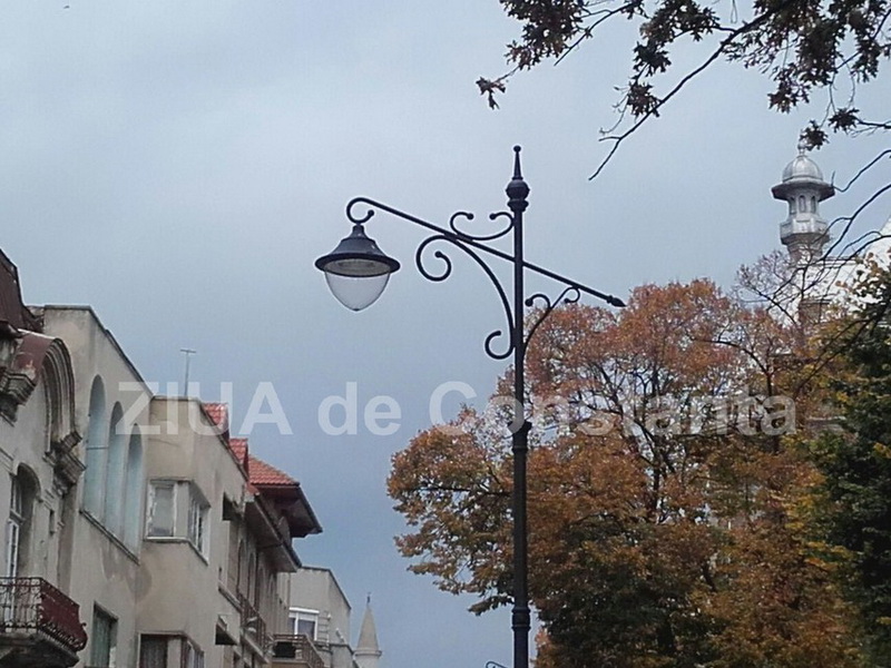 atentie pe unde circulati un felinar din piata ovidiu s a desprins din cauza vantului 614266