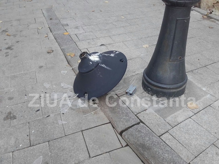 atentie pe unde circulati un felinar din piata ovidiu s a desprins din cauza vantului 614266