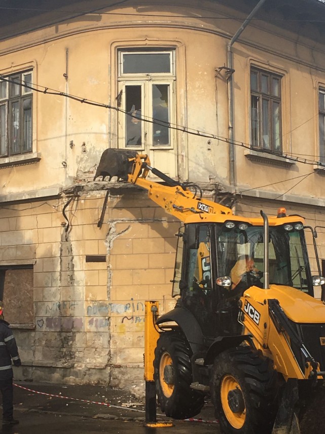 balconul unei cladiri de la intersectia strazilor calarasi si lahovari din constanta a cazut galerie