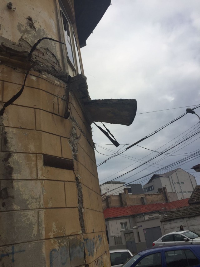 balconul unei cladiri de la intersectia strazilor calarasi si lahovari din constanta a cazut galerie