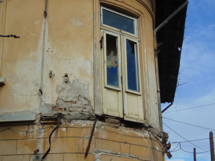 balconul unei cladiri de la intersectia strazilor calarasi si lahovari din constanta a cazut galerie