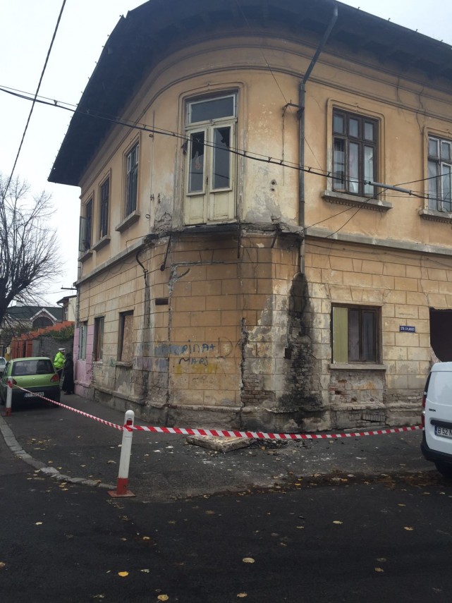 balconul unei cladiri de la intersectia strazilor calarasi si lahovari din constanta a cazut galerie