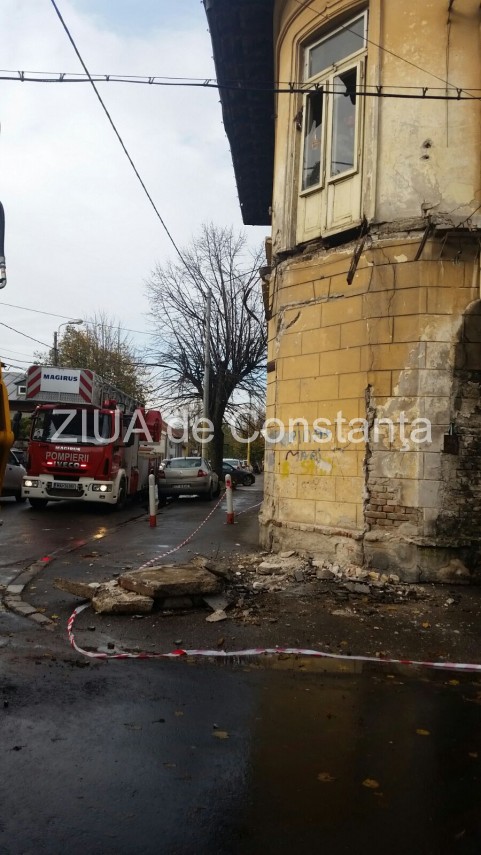 pericol pentru pietoni un balcon de pe strada lahovari a cazut 614269