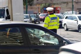 Mită cerută prin semne şi ascunsă în cărţi religioase