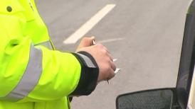 Poliţist reţinut după ce ar fi luat şpagă de la un şofer fără permis