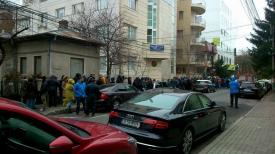 Moldovenii votează. Coadă la Consulatul Moldovei din Bucureşti