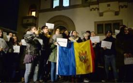 Protest al studenților basarabeni în fața Ambasadei Republicii Moldova la București (galerie foto)