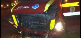 Ambulanţă răsturnată după ce a fost lovită de o maşină