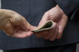 Conferențiar universitar cercetat sub control judiciar pentru 21 de fapte de luare de mită