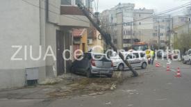 UPDATE Accident rutier pe strada Bucovina din Constanţa. Un stâlp a fost doborât (galerie foto+video)   