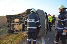 Trei răniți după ce o mașină de transport valori s-a răsturnat (video)