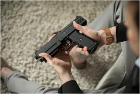 Ar trebuie să-şi cumpere românii arme pentru autoapărare? Ce spune un procuror