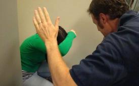 Un soţ gelos şi-a luat nevasta de păr şi a „măturat“ prin restaurant cu ea. Amândoi au ajuns la spital