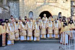 Peste 10.000 de credincioşi, la Hramul Mănăstirii Peştera Sfântului Andrei