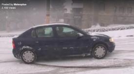Incredibil. Cum alunecă un autoturism pe o stradă în Sinaia (video)