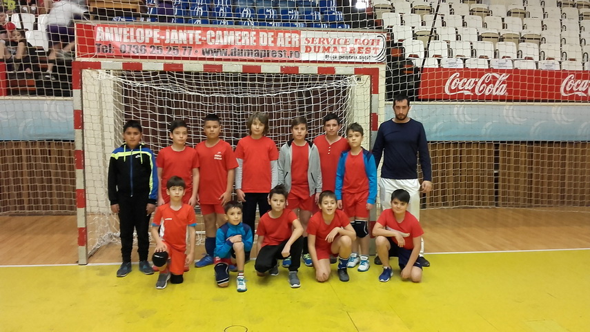 renii si spiridusii au jucat handbal css medgidia a castigat prima editie a cupei mos craciun galerie