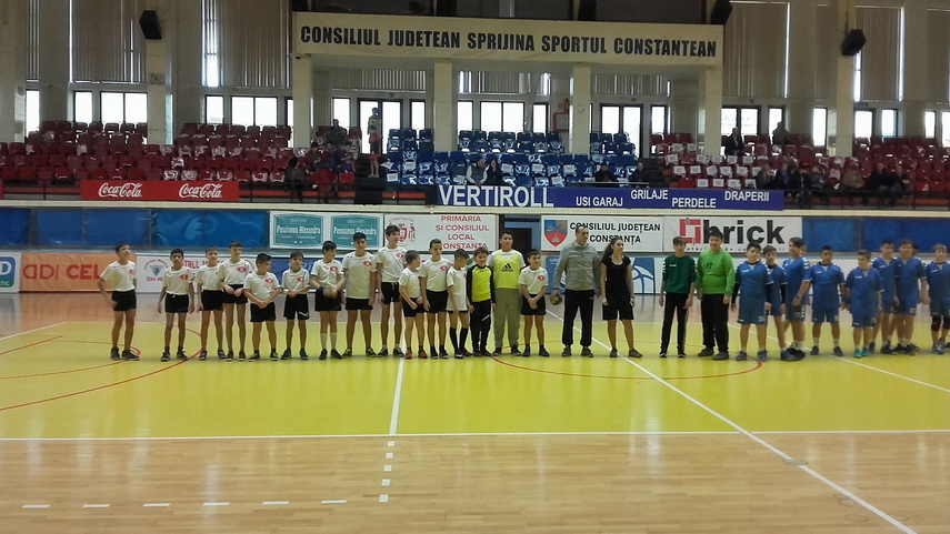 renii si spiridusii au jucat handbal css medgidia a castigat prima editie a cupei mos craciun galerie