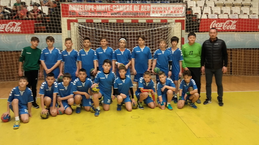 renii si spiridusii au jucat handbal css medgidia a castigat prima editie a cupei mos craciun galerie