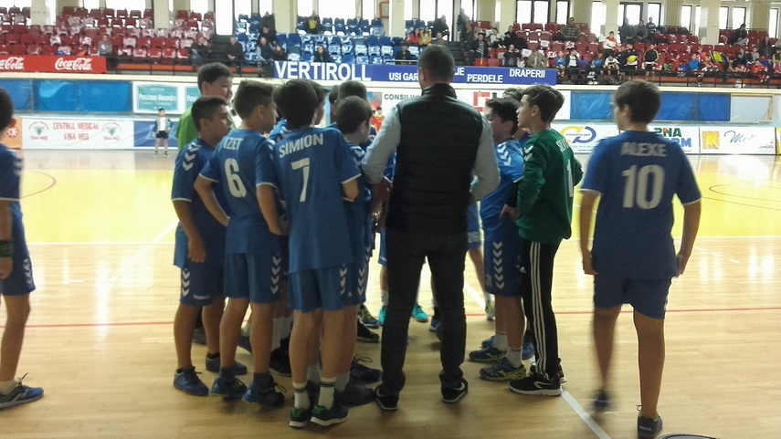 renii si spiridusii au jucat handbal css medgidia a castigat prima editie a cupei mos craciun galerie