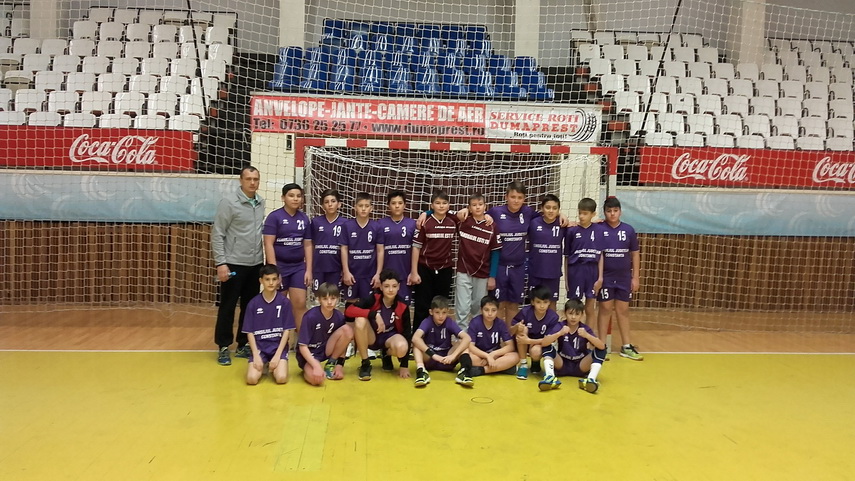 renii si spiridusii au jucat handbal css medgidia a castigat prima editie a cupei mos craciun galerie