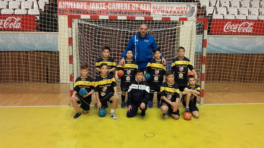 renii si spiridusii au jucat handbal css medgidia a castigat prima editie a cupei mos craciun galerie