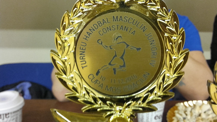 renii si spiridusii au jucat handbal css medgidia a castigat prima editie a cupei mos craciun galerie