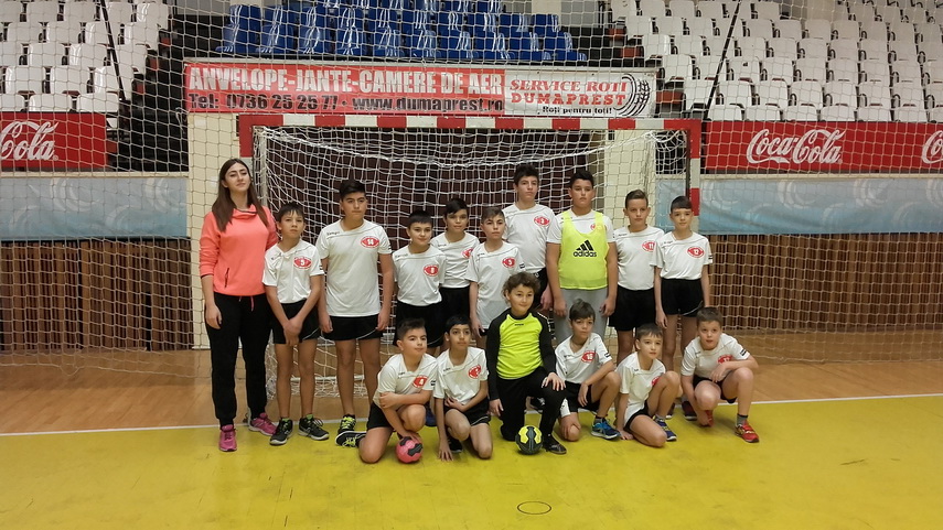 renii si spiridusii au jucat handbal css medgidia a castigat prima editie a cupei mos craciun galerie