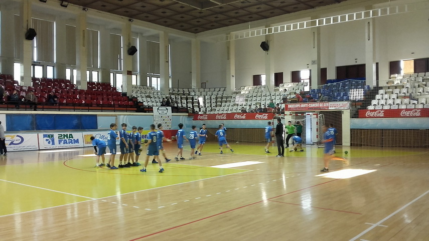 renii si spiridusii au jucat handbal css medgidia a castigat prima editie a cupei mos craciun galerie